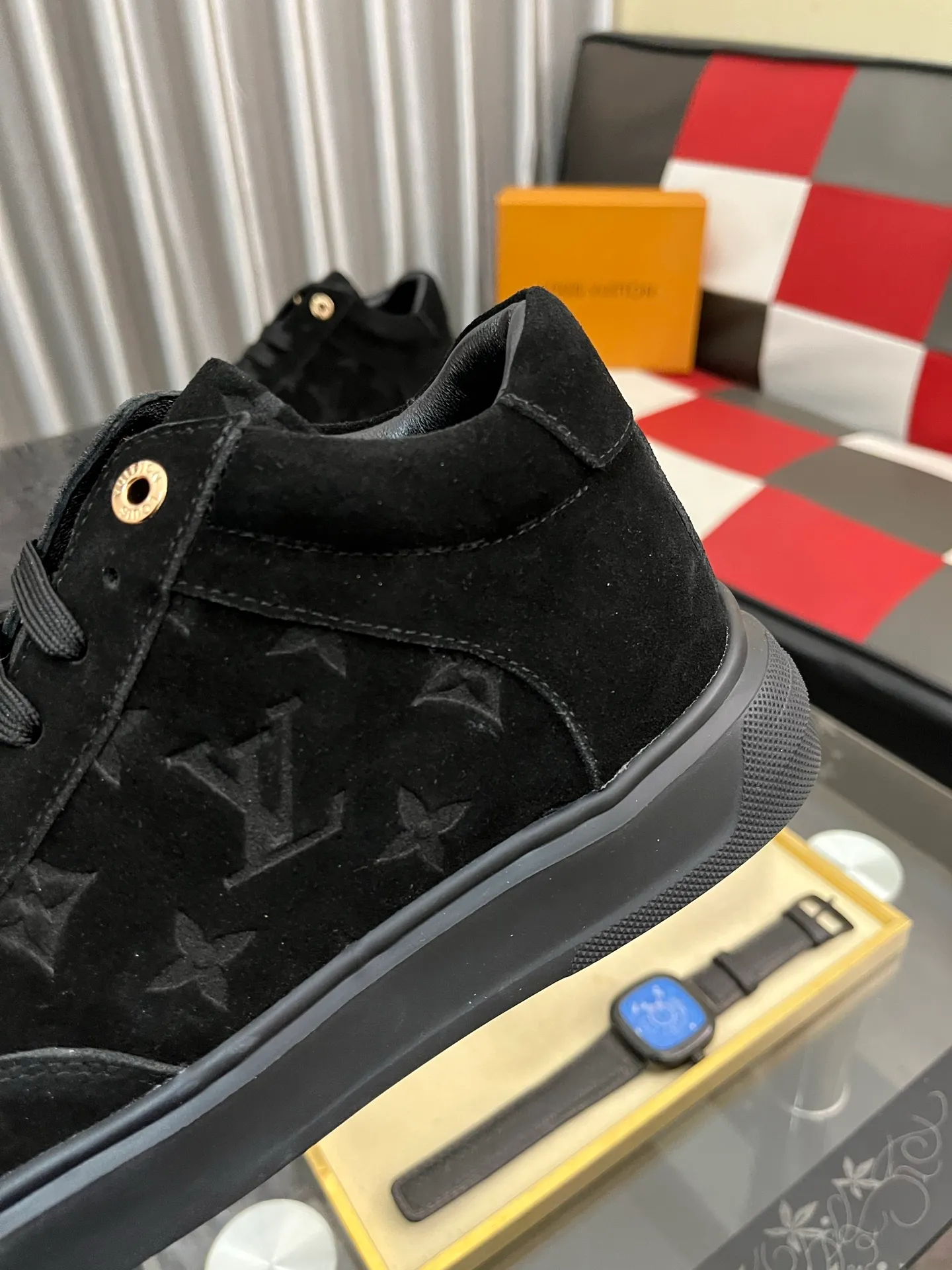 Ex-factory price: 420⌚️⌚️《Louis vuitton/LV Louis Vuitton》original quality.~ Unique modern style sneakers. 🏃A must-have casual shoe for trendy men😍😍 Original brand imported from Italy, imported original leather, cowhide lining (refuses to discolor and grind feet) sole: original sole provided by the original factory, French lazy style design ⚠️Fit to the feet, original quality, super comfortable original sole. Code number: 38-443️⃣Colors available